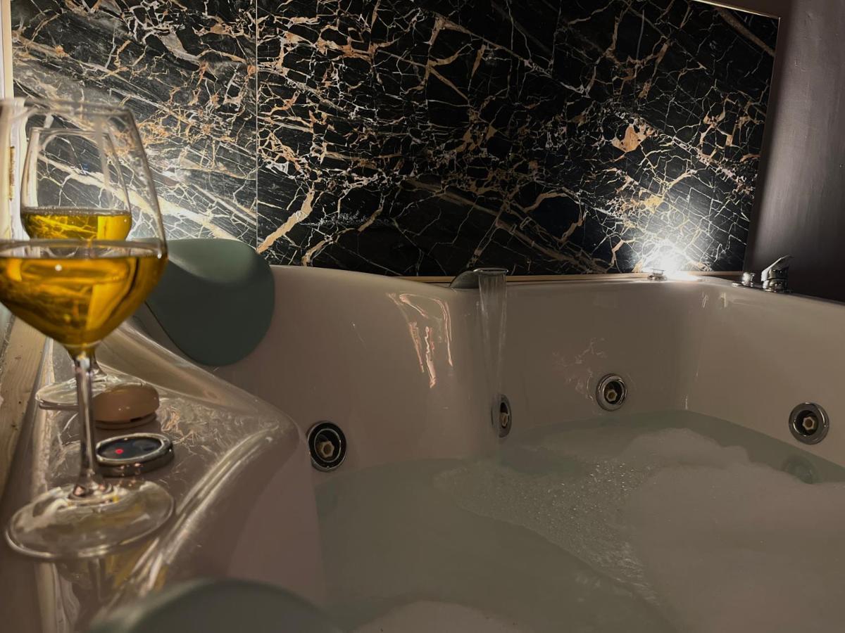 Wineexperience- Wine&Jacuzzi Suite Лечче Экстерьер фото