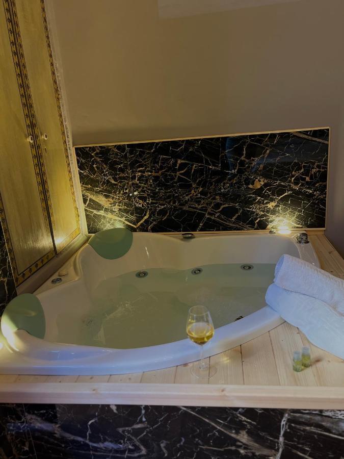 Wineexperience- Wine&Jacuzzi Suite Лечче Экстерьер фото